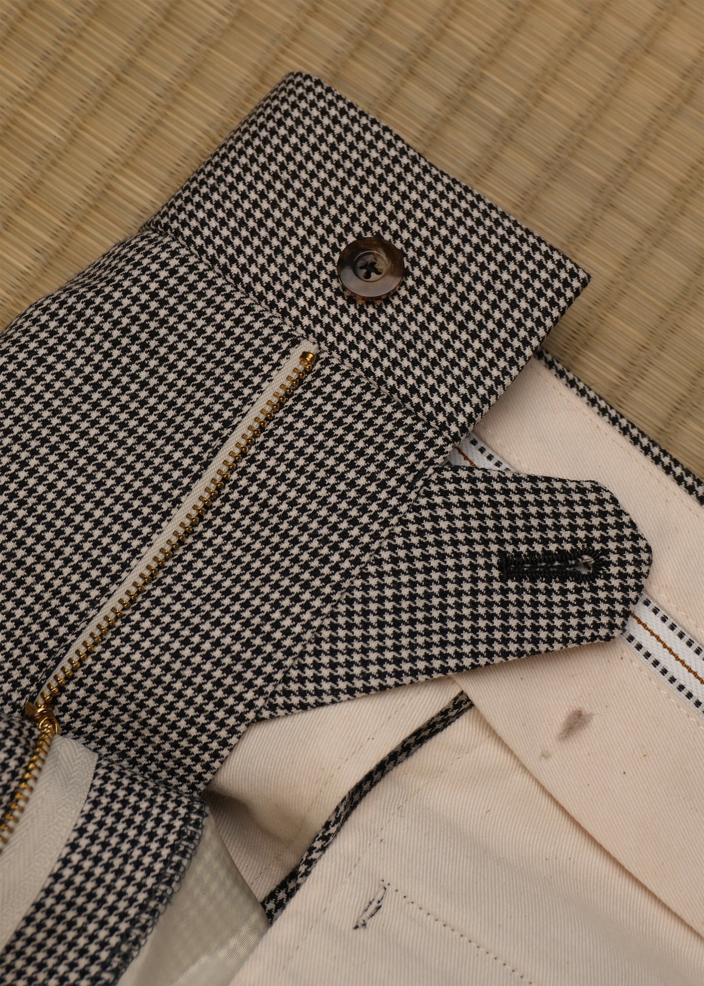 Houndstooth: 100% Merino Wool